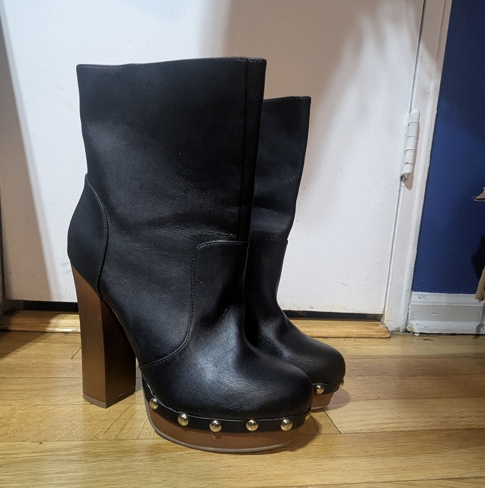 Black boots with block heel
